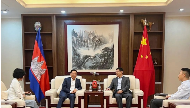 中國國橡中心主任袁仲雪在柬埔寨金邊拜訪了中國駐柬埔寨大使王文天。