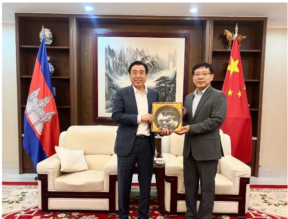 據了解，這次訪問也為國橡中心的國際化進程注入了新的動力。國橡中心將在柬埔寨打造天然膠生產基地，利用先進技術和產業鏈協同優勢，提高橡膠生產效率和質量，為全球客戶提供更加優質的橡膠產品。同時，國橡中心的投資也將促進柬埔寨本土橡膠企業的發展，提高當地的產業水平和競爭力。