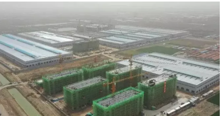 據了解，該項目由青島環球輸送帶有限公司投資建設，總投資30億元，占地780畝，主要從事各種規格、型號的抗撕裂高強力輸送帶生產。項目一期已于今年4月竣工投產，而項目二期則在快速建設之中。