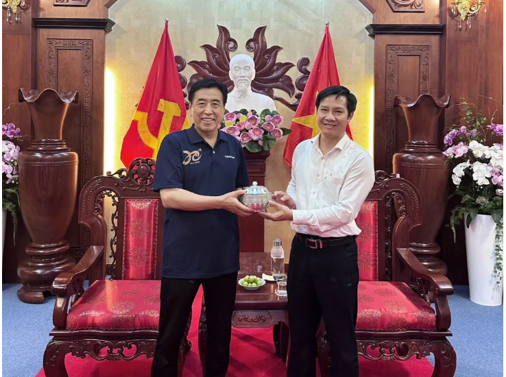 越南生產基地作為世界最大的單體橡膠輪胎工廠之一，生產的輪胎種類多樣，產品質量備受好評。數千越南員工在生產基地成長為優秀人才，在崗位上肩負起重要責任。據了解，未來，賽輪集團將依托國橡中心產業鏈優勢，加速新設備、新工藝等在越南生產基地的應用，打造全球先進輪胎生產基地新樣板。