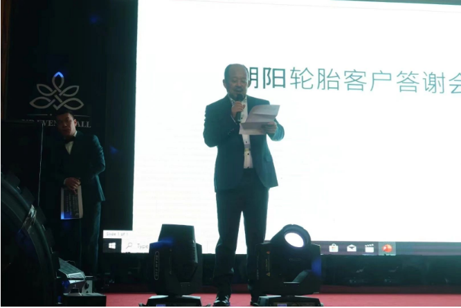 此外，蒙古中華總商會(huì)監(jiān)事長(zhǎng)席剛也在大會(huì)上發(fā)言，他為朝陽(yáng)輪胎蒙古經(jīng)銷商大會(huì)的成功召開表示祝賀，并向中策橡膠集團(tuán)股份有限公司進(jìn)入全球輪胎制造企業(yè)前八名表示衷心祝賀。