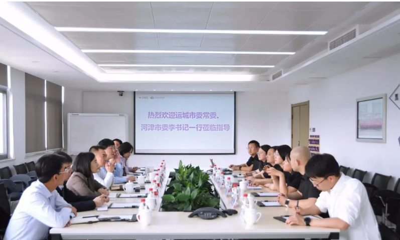 據了解，李曉武一行在現(xiàn)場聽取了黑貓股份特種炭黑事業(yè)部關于經營發(fā)展、戰(zhàn)略布局、市場開拓以及技術研發(fā)等方面的情況介紹。在聽取過程中，他們對企業(yè)的經營戰(zhàn)略、團隊素質以及行業(yè)影響力等方面給予了充分肯定。與此同時，李曉武還向企業(yè)介紹了河津市良好的政商環(huán)境，并表達了對企業(yè)良好發(fā)展的期望和支持。