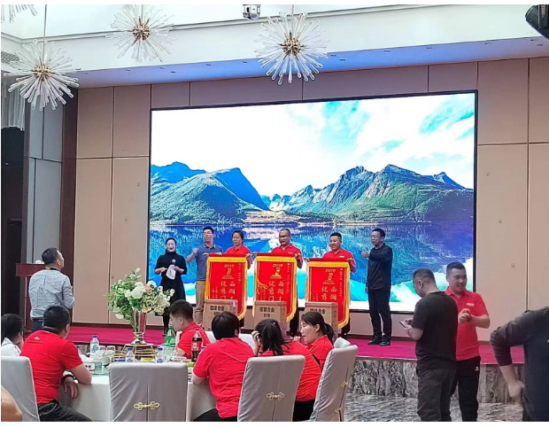 中策橡膠乘用車胎銷售部吉林區(qū)域經(jīng)理肖強(qiáng)強(qiáng)介紹了渠道政策，并強(qiáng)調(diào)中策將提供各項(xiàng)保障。1號(hào)產(chǎn)品在各個(gè)方面的突破為全面的發(fā)展帶來(lái)了巨大的飛躍。除了產(chǎn)品方面的支持外，中策還將從多個(gè)維度幫助零售商提升競(jìng)爭(zhēng)力，賦能萬(wàn)千輪胎人。中策承諾通過(guò)渠道的全面支持，幫助門店實(shí)現(xiàn)快速進(jìn)步與成長(zhǎng)，使更多同行者能夠在頂峰相遇。