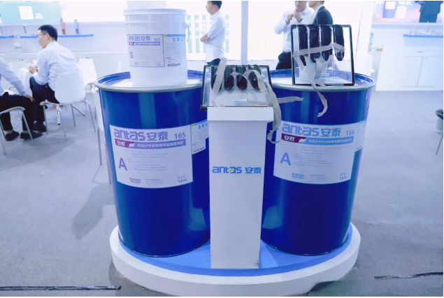 集泰股份的展位熱鬧非凡，吸引了中國建筑玻璃與工業(yè)玻璃協(xié)會領(lǐng)導(dǎo)以及來自武漢、河南、廣東、山東、四川、重慶等多省市的參觀團(tuán)隊(duì)的到訪。他們與集泰股份工程產(chǎn)品銷售部的領(lǐng)導(dǎo)進(jìn)行了深入交流和詳細(xì)參觀。
