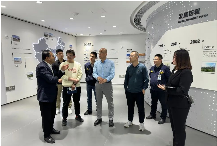 簽約儀式前，專家組先后參觀了青島黑貓研發(fā)中心、檢測(cè)中心和中試車間。青島黑貓公司黨支部書記、總經(jīng)理王宏以及相關(guān)研發(fā)團(tuán)隊(duì)向?qū)＜医M介紹了公司的自主研發(fā)項(xiàng)目、與相關(guān)大學(xué)合作項(xiàng)目的進(jìn)展情況，以及產(chǎn)品在輪胎中的應(yīng)用特性。