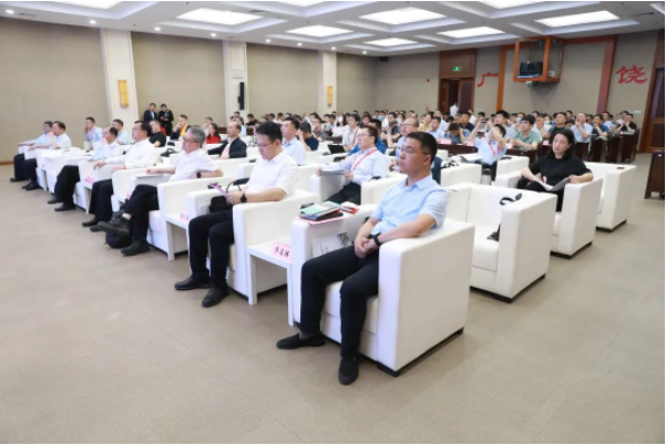 本次洽談會的成功舉辦進(jìn)一步凝聚了橡膠輪胎和新材料產(chǎn)業(yè)的人才和智力資源，促進(jìn)了學(xué)術(shù)界與產(chǎn)業(yè)界的深度合作。通過專家學(xué)者與企業(yè)負(fù)責(zé)人的面對面交流和合作對接，有助于加快科技成果的轉(zhuǎn)化和應(yīng)用，推動行業(yè)的創(chuàng)新發(fā)展。