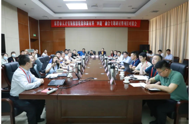 值得一提的是，俄羅斯自然科學(xué)院外籍院士、青島市政協(xié)副主席、青島科技大學(xué)教授、原副校長劉光燁，華南理工大學(xué)教授、聚合物新型成型裝備國家工程研究中心常務(wù)副主任何和智(中國工程院院士瞿金平代表)，青島科技大學(xué)廣饒橡膠工業(yè)研究院院長林廣義以及山東華盛橡膠有限公司總經(jīng)理趙瑞青共同為國家級先進(jìn)橡膠材料與高端綠色輪胎研究院(籌)揭牌。與會專家還作了專題報告。
