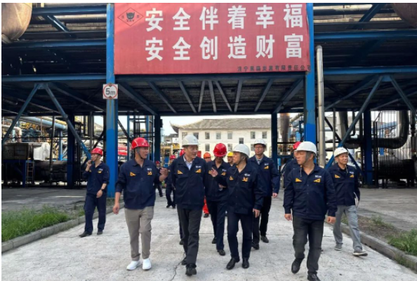會(huì)議結(jié)束后，盛旺喜一行還實(shí)地考察了濟(jì)寧黑貓公司的黨建活動(dòng)室、炭黑車間、儲(chǔ)運(yùn)中心、動(dòng)力車間和精制車間等地，詳細(xì)了解了生產(chǎn)管理、工藝控制和設(shè)備運(yùn)行等情況。與此同時(shí)，他們還考察了時(shí)聯(lián)黑貓投資項(xiàng)目的運(yùn)營(yíng)情況，并就下一步的工作提出了具體要求。
