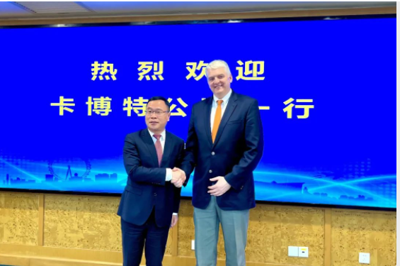 近日卡博特公司執(zhí)行副總裁、功能性補(bǔ)強(qiáng)材料業(yè)務(wù)總裁、數(shù)字化運(yùn)營(yíng)總裁兼美洲地區(qū)總裁霍博特先生(Bart Kalkstein)一行訪問了閔行區(qū)委陳宇劍書記等有關(guān)領(lǐng)導(dǎo)。在會(huì)晤中，雙方領(lǐng)導(dǎo)互相表示了合作和支持的意愿。