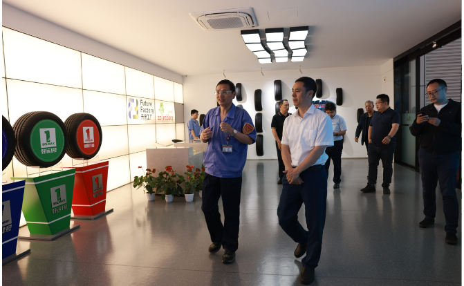 考察團隨后由中策橡膠集團銷售公司總經理陳實總陪同，繼續參觀了中策橡膠集團的未來工廠。在中策海潮工廠暨未來工廠，負責人吳震華先生親自進行解說，向考察團展示了中策橡膠集團的先進生產設備和智能化生產流程。