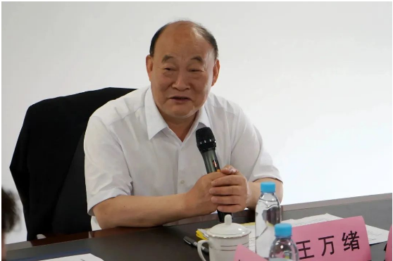 會議上，王萬緒理事長在講話中強調了統(tǒng)計在油墨行業(yè)發(fā)展中的重要性和意義。他指出，統(tǒng)計工作已經(jīng)連續(xù)開展了30多年，詳細記錄了我國油墨工業(yè)的發(fā)展歷程，見證了我國油墨工業(yè)的轉型和快速發(fā)展。他對行業(yè)統(tǒng)計分析中心的工作提出了期望，希望逐步提高統(tǒng)計工作的時效性、準確性、覆蓋面和數(shù)據(jù)分析深度，為行業(yè)發(fā)展提供有效的數(shù)據(jù)支撐。