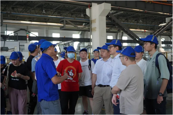 隨后，學生們參觀了利德東方的煉膠車間，廠長鄭兆杰詳細介紹了煉膠工廠MES系統。這一集全面動態管理、生產過程控制和成本核算于一體的系統給同學們留下了深刻印象。利德東方生產總監段旭磊還帶領同學們參觀了企業的40米長鐵路管生產線。
