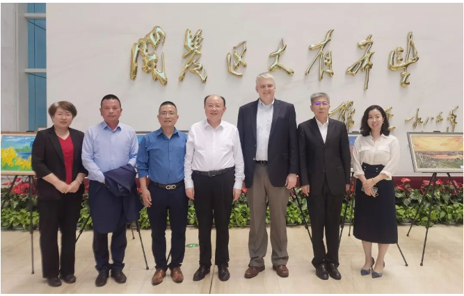 會議中還出席了經(jīng)開區(qū)馬建軍副主任、經(jīng)開區(qū)南港投促辦、北部片區(qū)管理局、泰達產(chǎn)發(fā)集團等相關(guān)領(lǐng)導(dǎo)。卡博特中國及南亞地區(qū)制造總監(jiān)畢德清先生、天津工廠及天津高性能電池材料工廠總經(jīng)理喻照華先生等卡博特相關(guān)負責(zé)人也參加了會議。