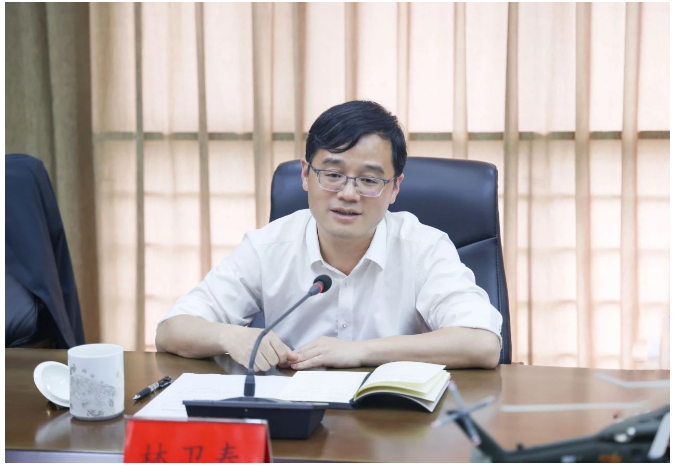 會上，黑貓集團危廢和超導電炭黑等子項目負責人分別匯報了項目建設(shè)的進展情況以及需要協(xié)調(diào)解決的問題。林衛(wèi)春在現(xiàn)場與園區(qū)管委會、塔山、樂港、自規(guī)、住建等單位部門負責人就解決方案進行了研究，并明確了責任人，制定了時間表和施工圖。