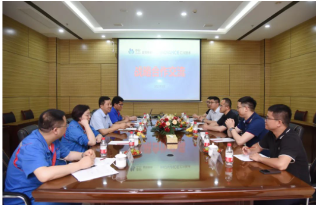 雙方在簽約儀式前的座談中探討了企業AI智能技術、伺服技術等方面的合作方向。他們一致認為，在戰略合作協議框架下逐步推進更廣泛范圍的合作，將促進雙方未來的進一步發展。