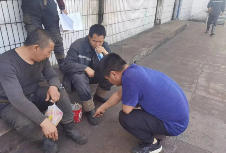 此外，鶴壁飛鶴銷售服務團隊還走訪了礦產能源行業，了解了這個行業對橡膠制品的需求。作為橡膠制品的專業制造商，飛鶴公司的膠靴產品自1961年開始生產，致力于為勞動者提供耐用性和防護性能。走訪中，銷售團隊詳細調研了工友們的穿用情況和對產品的反饋，收集了寶貴的意見和建議。