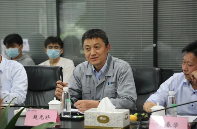 會議伊始，主持人趙元樸對各位領導、嘉賓的到來表示熱烈歡迎和致以誠摯謝意。他表示，建新博士后工作站以規(guī)范管理、嚴格要求、勇于創(chuàng)新、追求卓越為宗旨，致力于轎車密封件、減振件、底盤件、金屬及高分子材料等產(chǎn)品的技術研發(fā)。建新高度重視博士后科研工作站的建設，以博士后工作站為紐帶，與高校持續(xù)深入開展產(chǎn)學研合作，有力地推動了企業(yè)整體科研水平提高，為企業(yè)的改革創(chuàng)新提供了理論和人才支持。