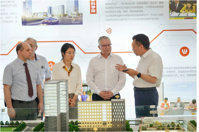 據了解，王兆波向白俄羅斯專家介紹了中白新材料產業園的最新發展情況。該產業園以科技研發與應用、綠色智能制造、新材料研發、軌道交通、高端裝備和智慧物流為主導產業，集成了電子商務、文化娛樂和現代服務等配套業態。產業園通過建設標準化廠房、研發中心、科創孵化以及寫字樓等，打造了第四代新型智能制造產業園，為企業提供了上下游融合、優質資源集聚和服務生態系統的支持。