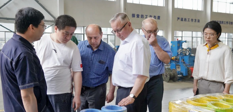 白俄羅斯專家團隊參觀了華凌電纜的實驗室和多個工廠車間，全面了解了華凌電纜檢測中心的發展情況、研發平臺的建設以及電纜生產工藝流程和生產能力等重要內容。這次參觀使專家們對華凌電纜的技術實力和生產能力有了更深入的了解。