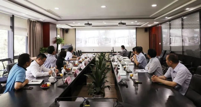 在調(diào)研座談會上，建新總裁趙肇豐及相關(guān)接待人員對公司的發(fā)展概況、產(chǎn)業(yè)布局、產(chǎn)業(yè)鏈優(yōu)化提升以及近期項目建設(shè)情況進行了詳細介紹。