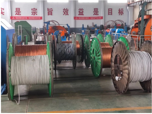 鑫泰電纜生產總監(jiān)王茂衛(wèi)指出，生產中心是全員會戰(zhàn)的重中之重。各班組要勇于擔當，積極發(fā)揮表率作用，展現鑫泰電纜人“招之則來，來之能戰(zhàn)，戰(zhàn)之能勝”的戰(zhàn)斗精神。同時，生產中心的各科室和模塊都需要積極配合，快速響應。在確保質量和安全的前提下，他們要控制成本，提高效率，圓滿完成生產任務。