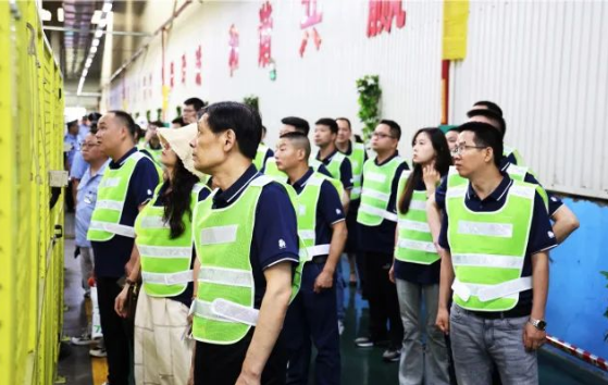 在本次廣西會(huì)議中，經(jīng)銷商們還有機(jī)會(huì)分享他們的市場(chǎng)經(jīng)驗(yàn)，并參觀了玲瓏輪胎的生產(chǎn)工廠。通過參觀工廠，經(jīng)銷商們了解了輪胎的生產(chǎn)工藝，并通過專業(yè)知識(shí)的加強(qiáng)，提升了對(duì)輪胎性能的判斷能力，以更好地為市場(chǎng)提供服務(wù)。