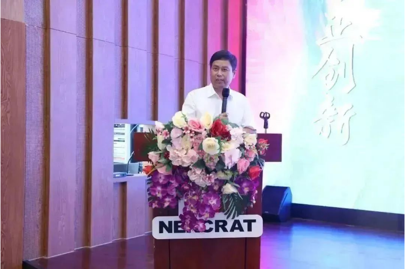 生產中心總經理徐國峰隨后作了詳細匯報。他全面介紹了生產中心的改善創新工作規劃，并指出了現存的問題和不足之處，并闡述了改善創新在下一個階段的目標和方向。他強調，守正是創新的前提和基礎，而創新則是守正的目的和途徑。徐國峰還提到，改善創新要以企業經營為核心，以智能制造為方向，以人才培養為根本。