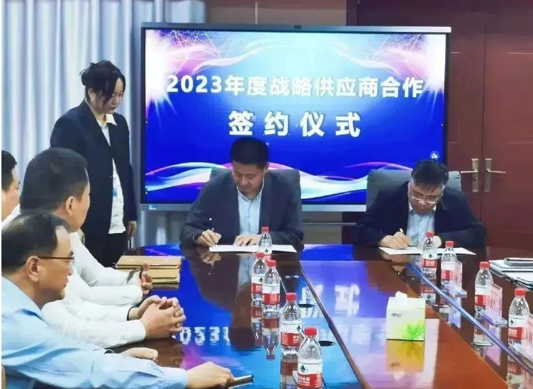 中國平煤神馬能源與青島橡六輸送帶有限公司日前在簽約儀式上正式達成2023年戰略合作協議。這一合作使得青島橡六成為中國平煤神馬能源在輸送帶產品領域的獨家戰略合作供應商。