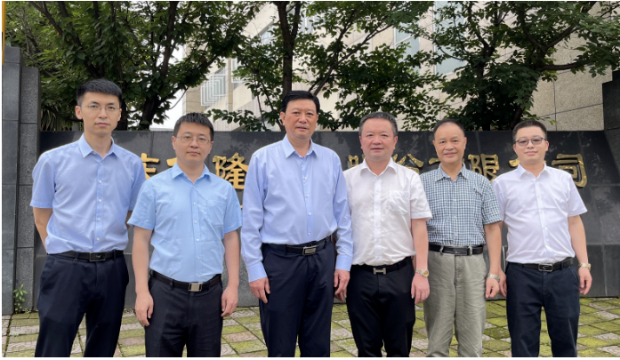 億隆涂料作為一家發(fā)展迅速的企業(yè)，在不斷探索創(chuàng)新的道路上取得了顯著成就。其產(chǎn)品體系的廣泛應(yīng)用于汽車和摩托車等領(lǐng)域，得到了市場的廣泛認(rèn)可。劉會長對億隆涂料在研發(fā)和生產(chǎn)方面所取得的成就表示贊賞，并對其未來發(fā)展提出了殷切期望。