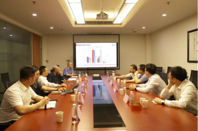 座談會上，中策橡膠集團全鋼研究院研究室主任吳思維介紹了中策橡膠低滾阻輪胎技術的突破。通過超級混合動力膠的研究，中策橡膠成功打破了低滾阻、耐磨性能和使用壽命之間的制約，使得輪胎在盡量降低滾阻系數的同時，對牽引力和輪胎壽命的影響更小，使低滾阻輪胎變得更加耐磨。