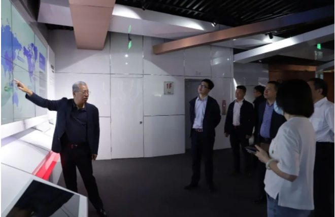 最后，一汽解放的代表一行在中策橡膠銷售公司總經理陳實先生和總經理助理王群女士的陪同下參觀了中策橡膠展廳和未來工廠，以了解中策橡膠輪胎產品的技術實力和制造實力。