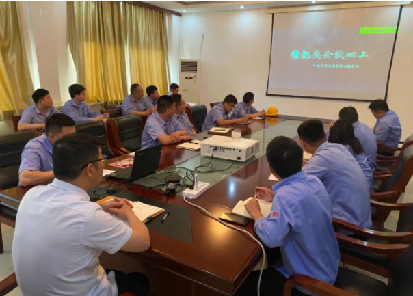 寶勝(山東)電纜有限公司日前召開了一場以“人人講安全 個個會應急”為主題的安全生產月啟動會議。該公司各部門的責任人和安全員參加了此次會議。