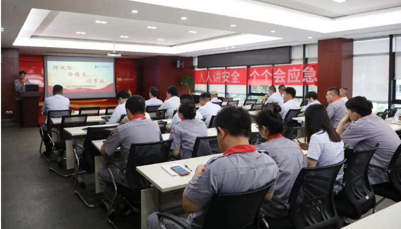 為進(jìn)一步推動(dòng)企業(yè)安全生產(chǎn)責(zé)任，提升安全管理水平，并響應(yīng)全國(guó)第22個(gè)“安全生產(chǎn)月”的號(hào)召，建新趙氏科技有限公司召開了“2023年安全生產(chǎn)月啟動(dòng)會(huì)”。本次活動(dòng)以“人人講安全、個(gè)個(gè)會(huì)應(yīng)急”為主題，旨在提高全員的風(fēng)險(xiǎn)隱患排查整改質(zhì)量、安全意識(shí)和避險(xiǎn)逃生能力。