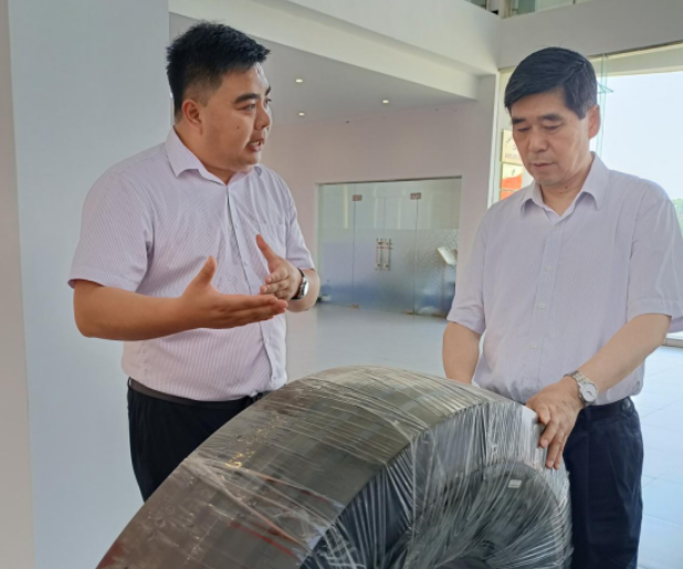 隨后，錢學明副主席深入視察了新桂輪的工廠車間。他主要了解了公司的主營業務、研發和技術改造情況，以及產品在國內外銷售市場中的表現和存在的問題。此外，他還關注企業安全生產工作的落實情況，并詢問了車間工人的操作流程、上班時長以及休息制度等細節。