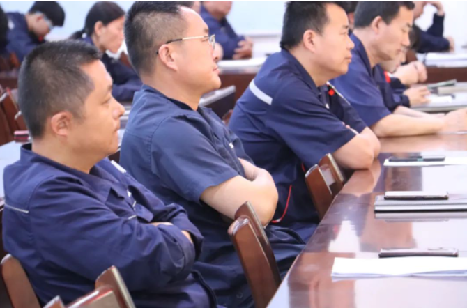 據了解，張建民通過解讀近年來發生的多起生產事故案例，深入分析了事故發生的原因和暴露出的問題。他告誡學員們將這些過去的事故當作今天的警示，將別人的事故當作自己的寶貴經驗，不斷提高事故防范能力。他強調，通過每個人的教育和從事故中吸取的教訓，可以不斷提升公司的安全意識和預防事故的能力。