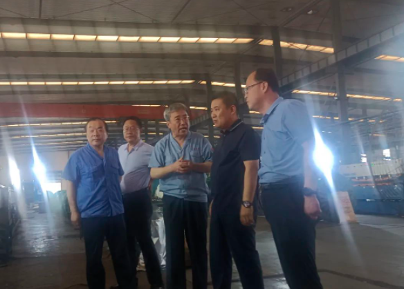 青島市即墨區副區長馬明強攜數字裝備產業中心主任呂思龍等一行領導蒞臨青島青纜科技有限責任公司視察指導工作。