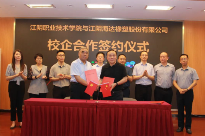 在雙方領導的見證下，錢振宇董事長和張慶堂院長代表雙方共同簽署了校企合作協議和贊助協議，確立了雙方在產教融合方面的合作框架。