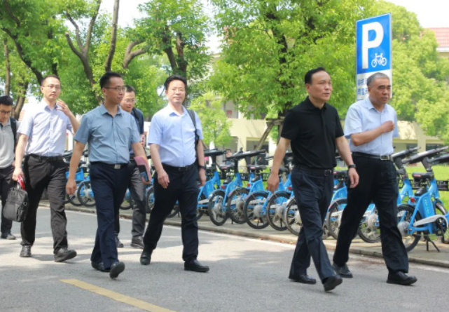 隨后，錢振宇董事長一行在張慶堂院長等人的陪同下參觀了江陰職業技術學院校園，深入了解了學院的辦學理念和辦學特色。雙方就進一步加強合作進行了深入的洽談。