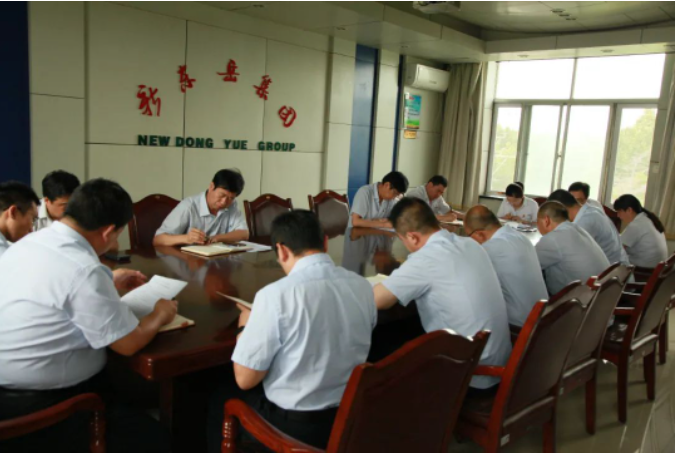 近日，新東岳集團召開5月份高效運營工作推進會。會議由企管部副經理鄭文胸主持，旨在通過統一思想認識，激發管理干部的干事創業新活力，助力企業實現高效運營。