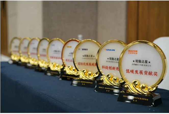 正新橡膠(中國(guó))有限公司，獲得“低碳發(fā)展貢獻(xiàn)獎(jiǎng)”，表彰他們?cè)诘吞辑h(huán)保方面作出的重要貢獻(xiàn)。而賽輪集團(tuán)股份有限公司則榮獲“科技創(chuàng)新先鋒獎(jiǎng)”，這是對(duì)他們?cè)诳萍碱I(lǐng)域取得突破和創(chuàng)新成果的認(rèn)可。