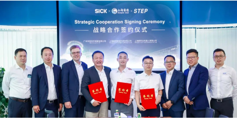 近日，新時達與國際知名傳感器品牌——德國SICK、輪胎激光刻字開創者——崮德智能在上海簽訂戰略合作協議，，旨在推動橡膠輪胎行業的智能制造。