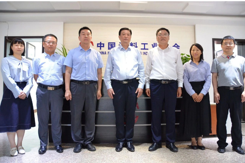 會議上，雙方還就2023年協會相關會議活動、考察項目等進行了交流。與會人員包括中國涂料工業協會副會長丁艷梅、秘書長劉杰，副秘書長趙中國、齊祥昭、樊森、徐艷以及濮陽市人大常委會相關領導。這次座談會為雙方進一步加強合作提供了寶貴的機會。