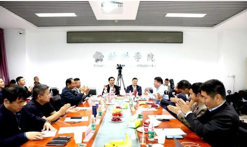 由北京理工大學(xué)材料學(xué)院主辦的廢舊輪胎受控?zé)峤饧案咂焚|(zhì)炭黑制備技術(shù)研討會在北京成功舉行。來自生態(tài)環(huán)境部固體廢物與化學(xué)品管理技術(shù)中心、中國環(huán)境科學(xué)院、南開大學(xué)環(huán)境科學(xué)與工程學(xué)院、清華大學(xué)能源與動力工程系、中國標(biāo)準(zhǔn)化研究院資源環(huán)境分院的相關(guān)專家，以及山東菏澤市和單縣相關(guān)部門及企業(yè)代表，齊聚一堂，就廢舊輪胎轉(zhuǎn)化利用的現(xiàn)狀、問題與解決方案展開深入研討。
