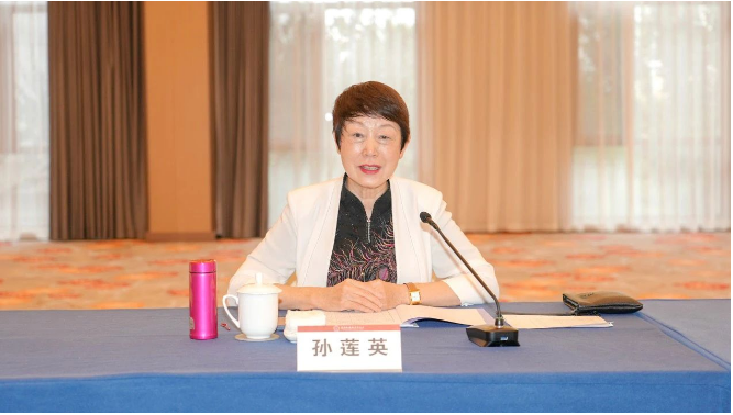 會議總結中，中國涂料工業(yè)協會名譽會長孫蓮英指出，2022年兩個委員會的工作成果突出，各位委員為行業(yè)做出了值得表揚的努力。然而，面對前所未有的壓力，行業(yè)面臨更加艱巨的任務。孫蓮英鼓勵委員們繼續(xù)努力，專注于眼前的工作，并強調重要工作的堅持和目標，以實現黨的二十大提出的高質量發(fā)展和人民美好生活的愿景。