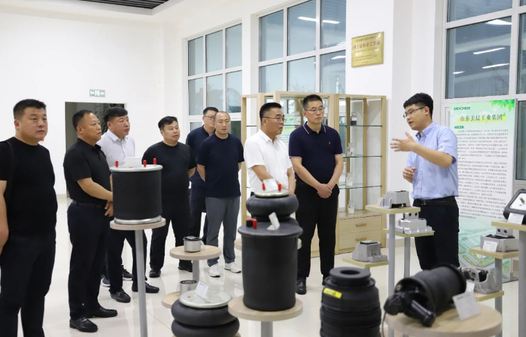 隨后，葉永興一行參觀了美晨工業集團的黨群文化長廊、產品展廳、生產現場和研發中心。他們對公司取得的成就和發展給予了高度認可，并對美晨工業集團的發展前景表示了期待。