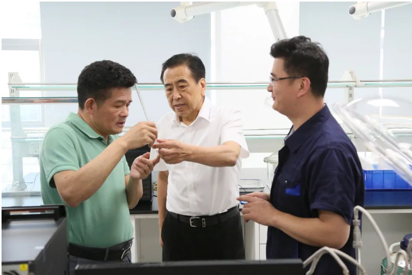 于孟生一行首先參觀了賽輪集團的實驗室和科技展廳，深入了解了該集團在基礎研究、新材料應用、工業互聯網和智能制造等領域的努力和取得的成就。參觀過程中，他們還參觀了賽輪智能制造生產示范線以及賽輪特種胎工廠，對賽輪集團在智能制造和特種胎領域的先進技術和設施給予了高度贊賞。