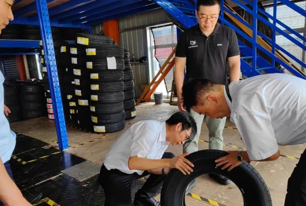 住友橡膠(湖南)有限公司總經理南伸明先生、品質保障部總監田加華先生，鄧祿普輪胎銷售有限公司總經理宮川義宏先生、副總經理宗潘江先生、系統運營部總監孫世浩先生、大區銷售經理尤繼冰先生一行，于近日訪問了利得公司，共同探討行業的發展趨勢并商討行業發展策略。