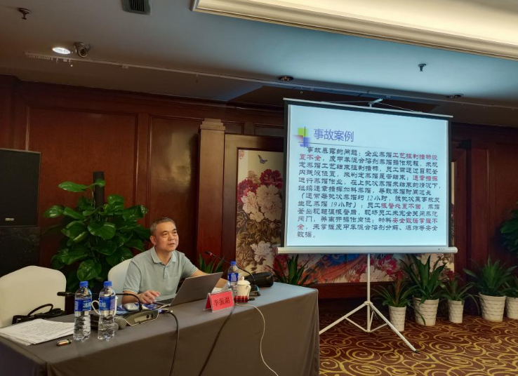 市應急管理局李振湖二級調研員作了題為《吸取事故教訓，做好安全防范工作》的專題授課。他從近年來全國發生的典型安全事故案例入手，生動地講解了企業如何落實安全責任，并重點解讀了今年市應急管理局的幾項安全行動。參訓人員通過他的講解，進一步了解到安全生產的重要性和嚴峻性，切實承擔起責任，做好“防風險、保安全、迎亞運”等各項工作。