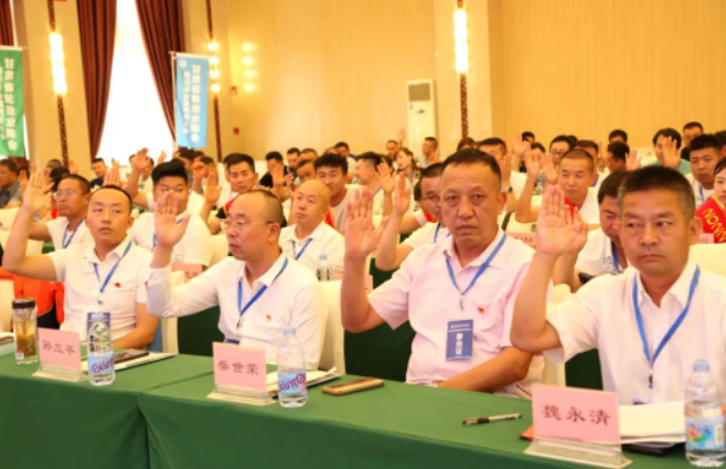 現(xiàn)場(chǎng)全體會(huì)員對(duì)于冉平同志所做第三屆工作報(bào)告、魏永清同志所做章程修改說(shuō)明、龔大亮同志所做第三屆財(cái)務(wù)審計(jì)決算報(bào)告、蘇青凌同志所做的商會(huì)財(cái)務(wù)管理和會(huì)費(fèi)繳納辦法，全票通過(guò)。