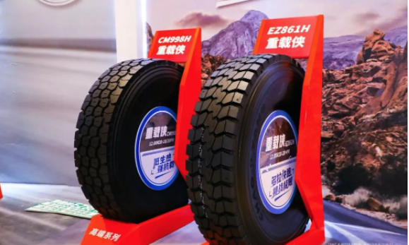 中國重汽發布了搭載中策重載俠輪胎的第四代節能智慧重卡汽車